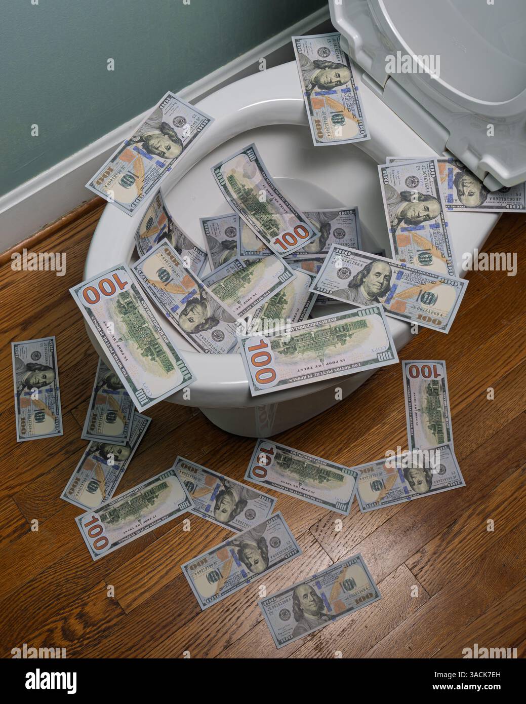 Eine Toilette ist voll mit Geld, einschließlich hundert Dollar Scheine. Mehr Geld ist auf dem Boden verstreut. Ein Konzept, Geld in die Toilette zu werfen, ein ph-wert Stockfoto