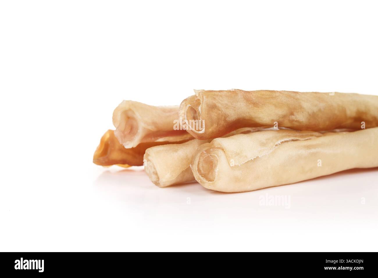 Multiple Kollagen Kaustock für Hund Zahngesundheit, geistige Bereicherung und Snack. Natürlicher, langlebiger Rindfleischkollagenstab für schwere Käufe. Whit Stockfoto