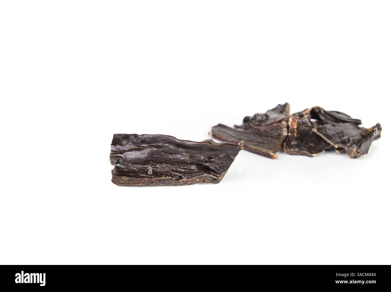 Dehydrierte Rinderleber mit defokussiertem Haufen. Leckereien und Snacks für Hunde. Großes schwarzes, trockenes Organfleisch. Gesundes Protein mit einem Inhaltsstoff reich an Mineralien und VI Stockfoto