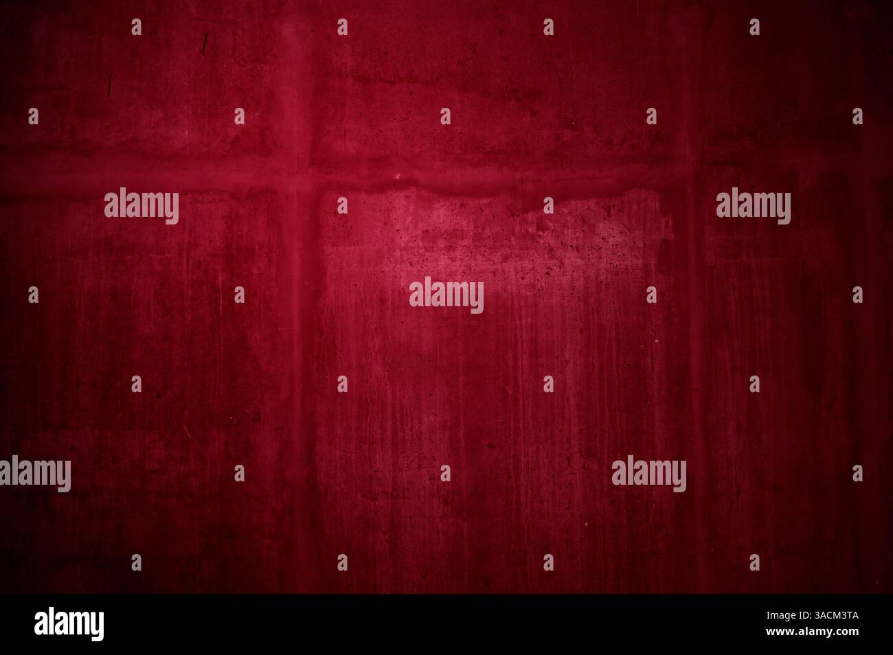 Unebene rote Steinwand mit Flecken, Kratzern und Schmutz Stockfoto