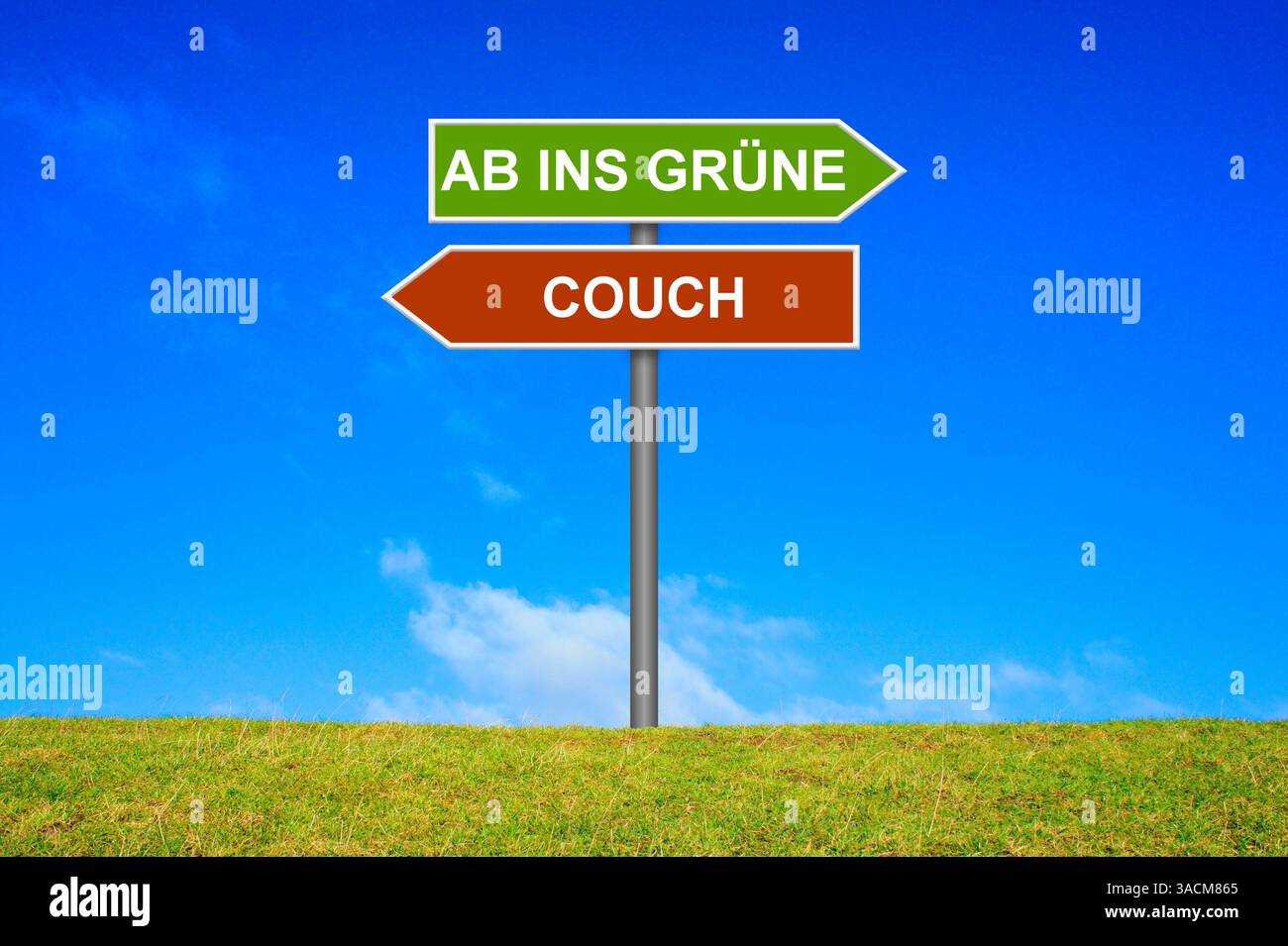 Wegweiser auf der Wiese zeigen in Richtung der Couch oder in die Landschaft Stockfoto