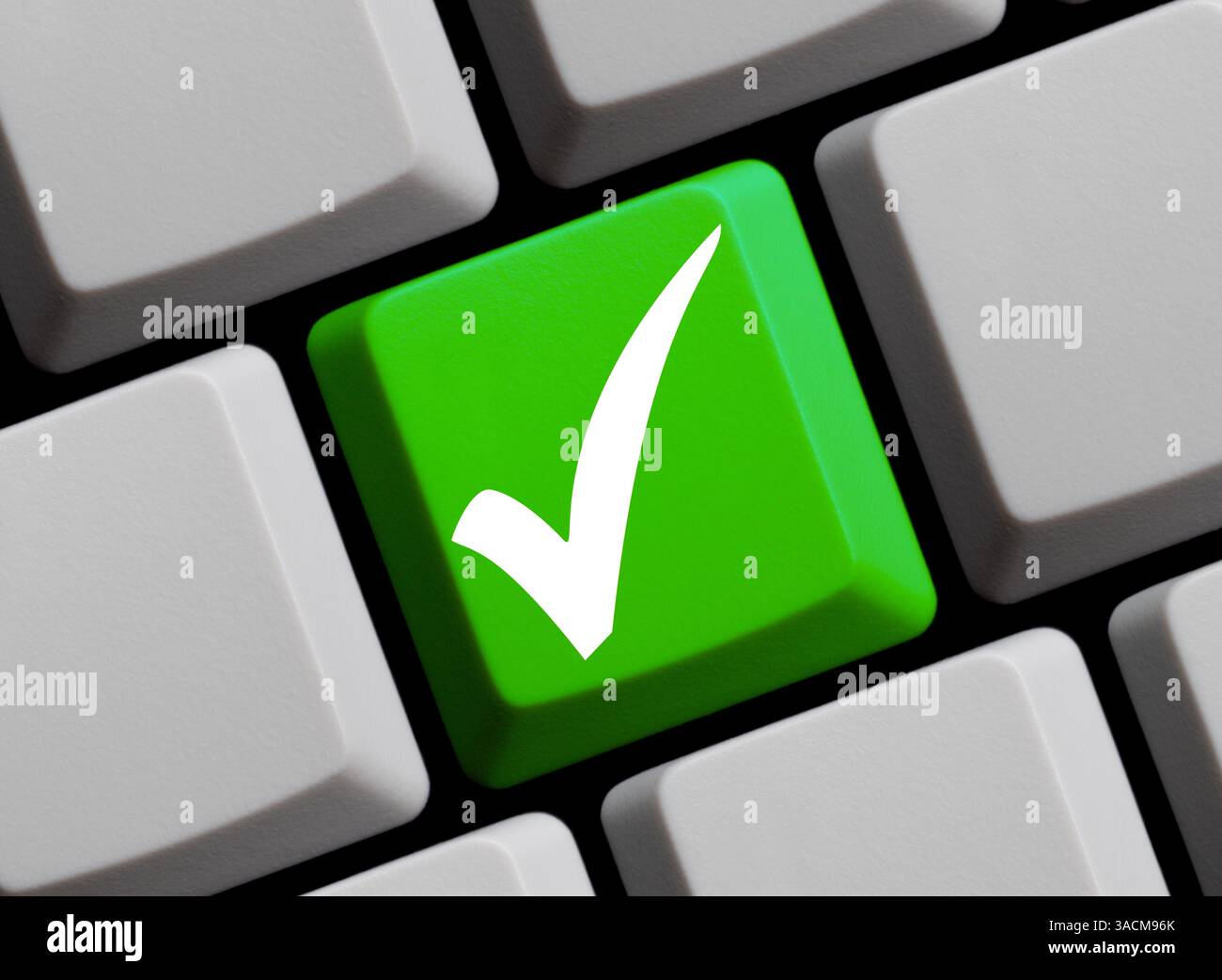Grüne Tastaturtaste mit Häkchen Stockfoto