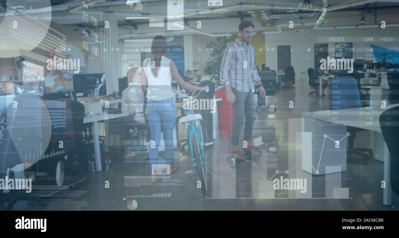 Bild der Verarbeitung von Finanzdaten über die im Büro arbeitenden Geschäftsleute Stockfoto