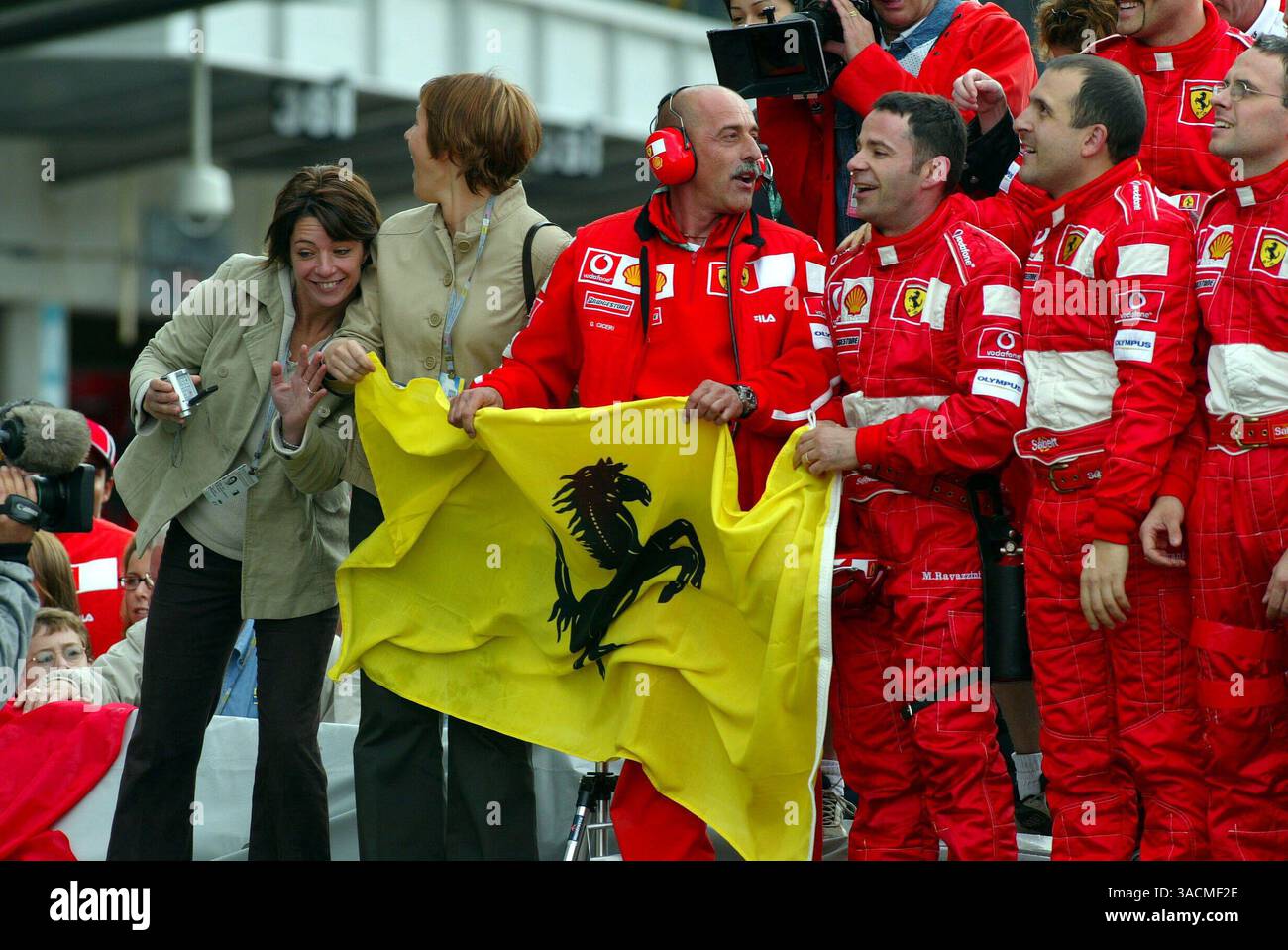 Ferrari-Mechaniker feiern Sieg im parc Ferme. Formel-1-Weltmeisterschaft, Rd15, Grand Prix der Vereinigten Staaten, Renntag, Indianapolis, USA, 28. September 2003..DIGITALES BILD (Credit Image: ©Sutton Motorsports/ZUMA Press) Stockfoto