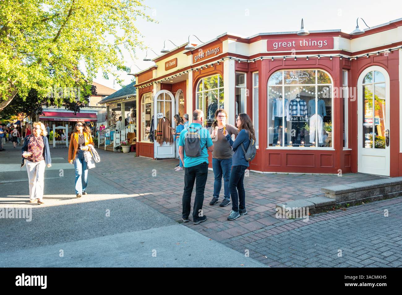 Die Menschen genießen die Innenstadt von Niagara on the Lake, Ontario, Kanada Stockfoto