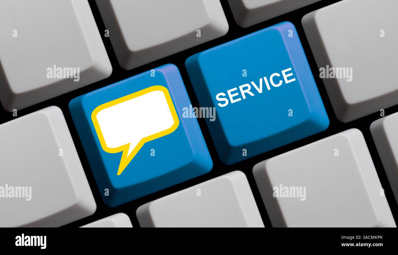 Blaue Tastatur mit Sprechblasensymbol zeigt den Online-Dienst an Stockfoto