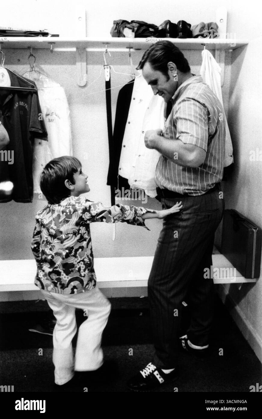 Mai 2003; Miami, Florida, USA; DATEI; 1971. Der kleine MIKE SHULA, ein 12-jähriger Sohn des NFL-Trainers DON SHULA, fleht seinen Vater an, ihn nach Kansas City zu bringen, um sich den Chiefs zu stellen. MIKE SHULA ist Cheftrainer an der University of Alabama, wo er drei Jahre beim Quartheback war. Stockfoto