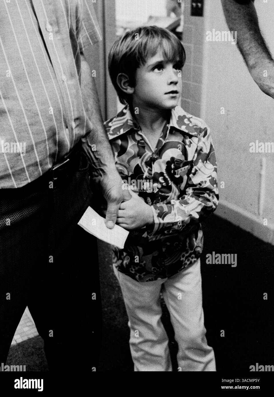 Juni 2003; Miami, FL, USA; Dateifoto: 1.2.72; Ein Play-off-Spiel im Orange Bowl. DON SHULA besiegte sein altes Team COLTS und schickte die Delfine nach Kansas City, um dort zu spielen und dann die Chiefs zu besiegen. Auf diesem nie gesehenen Foto des 12-jährigen MICHAEL SHULA, der jetzt Cheftrainer der U of Alabama ist, hält seine Väter bei einem Besuch der Dolphin Umkleidekabine die Hand. Stockfoto