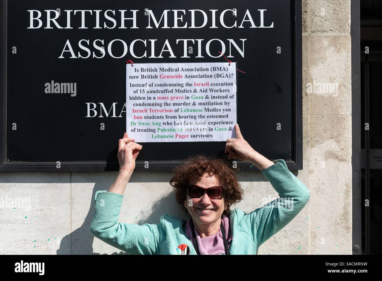 London, Großbritannien. 4. April 2025. Anhänger von Dr. Swee Chai Ang, orthopädischer Chirurg und Gründungsmitglied von Medical Aid for Palestinians, versammeln sich vor dem Londoner Hauptquartier der British Medical Association (BMA), nachdem das BMA eine Einladung für sie zurückzog, auf der jährlichen Medical Students Conference zu sprechen. Swee Chai, 76, überlebte das Massaker von Sabra-Shatila 1982 während der israelischen Invasion im Libanon und gründete später Medical Aid for Palestinians, wo sie sich seither freiwillig meldet. Sie beschuldigte das BMA, die Redefreiheit "zu unterbrechen". Quelle: Ron Fassbender/Alamy Live News Stockfoto