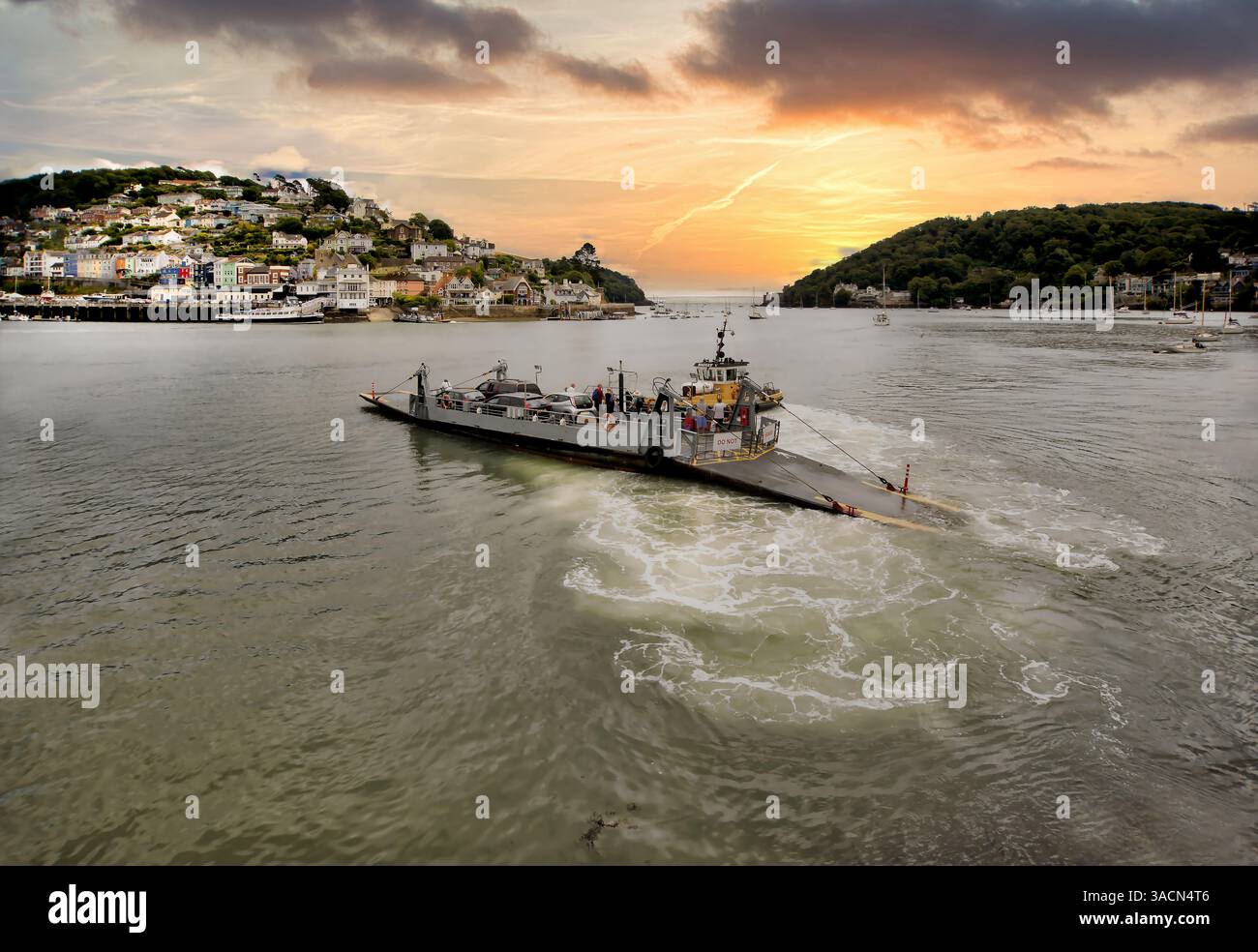 Die Dart-Autofähre überquert den Fluss von Dartmouth nach Kingswear, während über den Fluss die zweite Fähre Kingswear nach Dartmouth verlässt. Stockfoto