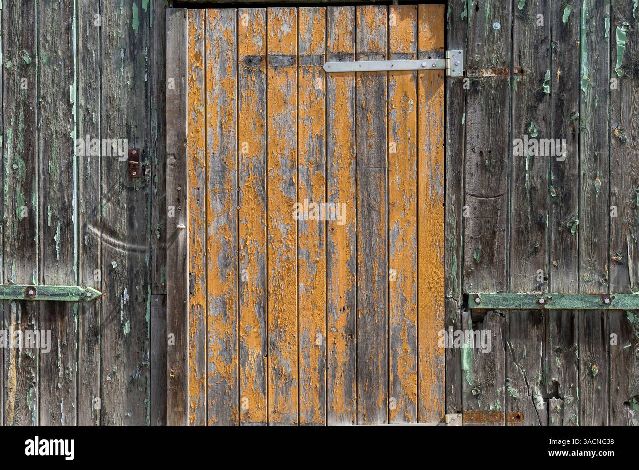 Hintergrund mit verwitterter Holzwand und Holztür, Stockfoto