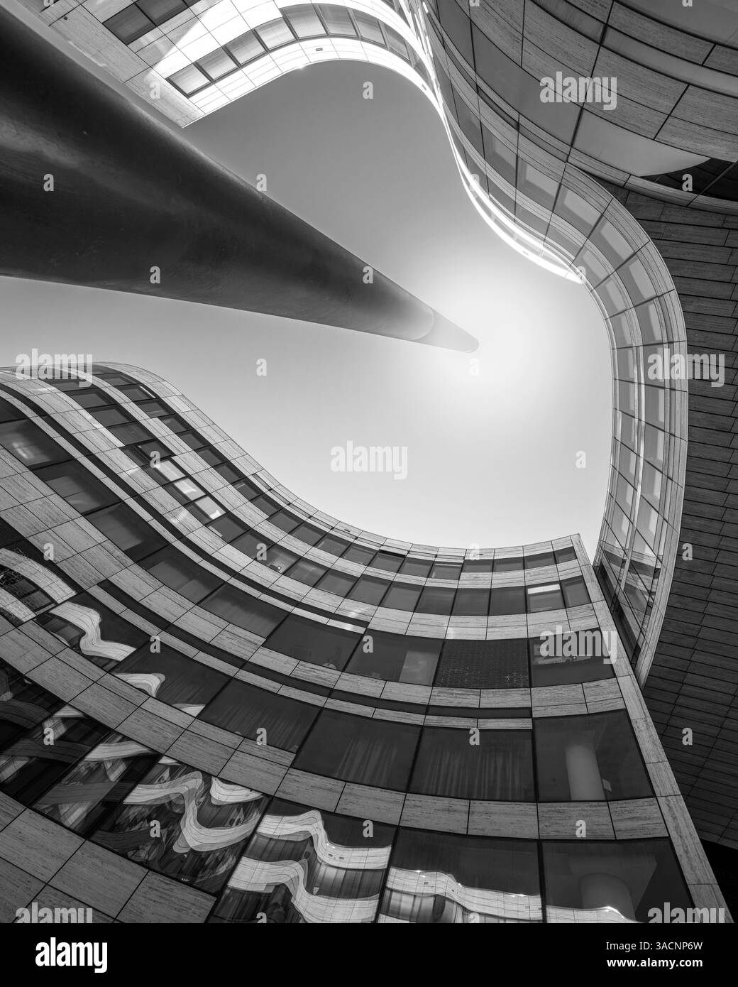 Flacher Blick auf moderne Gebäude in Düsseldorf in Deutschland, Europa Stockfoto