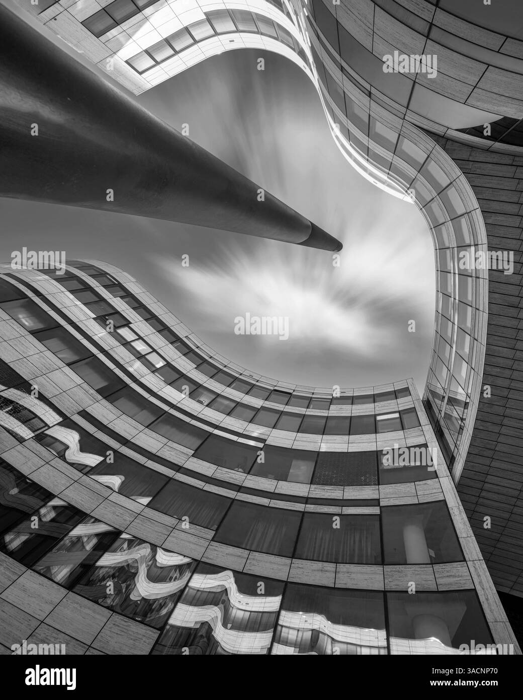 Flacher Blick auf moderne Gebäude in Düsseldorf in Deutschland, Europa Stockfoto