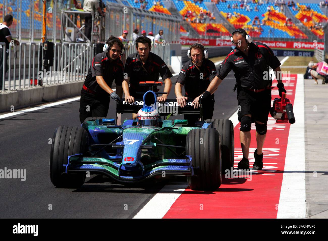 Jenson Button (GBR) Honda RA107 hielt am Eingang der Boxengasse...Formel-1-Weltmeisterschaft, Rd 12, großer Preis der Türkei, Qualifikationstag, Istanbul Park, Türkei, Samstag, 25. August 2007. (Kreditbild: ©Sutton Motorsports/ZUMA Press) EINSCHRÄNKUNGEN: UK Rights OUT! Stockfoto