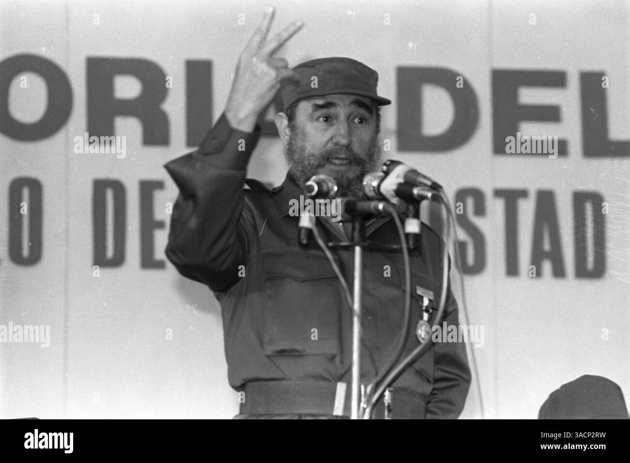10. Januar 1985: Managua, Nicaragua: FIDEL CASTRO in Managua unterstützt die Wahl des sandinistischen FSLN-Kandidaten Ortega. Fidel Alejandro Castro Ruz (* 13. August 1926 in Kuba) ist der derzeitige Präsident Kubas. Castro führte 1959 eine Revolution an, die den de facto militärischen Führer Fulgencio Batista stürzte. Rin 2006 - 2007 Spekulationen über die Gesundheit des kubanischen Präsidenten Fidel Castro haben Fragen über den seit langem herrschenden kubanischen Diktator und die politische Zukunft des Inselstaates aufgeworfen, da Castro sich einer Darmoperation unterzieht, übergab er am 31. Juli 2006 dem Ersten Vizepräsidenten, seinem jüngeren Bruder R, die Macht Stockfoto 10. Januar 1985: Managua, Nicaragua: FIDEL CASTRO in Managua unterstützt die Wahl des sandinistischen FSLN-Kandidaten Ortega. Fidel Alejandro Castro Ruz (* 13. August 1926 in Kuba) ist der derzeitige Präsident Kubas. Castro führte 1959 eine Revolution an, die den de facto militärischen Führer Fulgencio Batista stürzte. Rin 2006 - 2007 Spekulationen über die Gesundheit des kubanischen Präsidenten Fidel Castro haben Fragen über den seit langem herrschenden kubanischen Diktator und die politische Zukunft des Inselstaates aufgeworfen, da Castro sich einer Darmoperation unterzieht, übergab er am 31. Juli 2006 dem Ersten Vizepräsidenten, seinem jüngeren Bruder R, die Macht Stockfoto