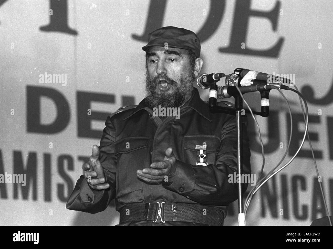 10. Januar 1985: Managua, Nicaragua: FIDEL CASTRO in Managua unterstützt die Wahl des sandinistischen FSLN-Kandidaten Ortega. Fidel Alejandro Castro Ruz (* 13. August 1926 in Kuba) ist der derzeitige Präsident Kubas. Castro führte 1959 eine Revolution an, die den de facto militärischen Führer Fulgencio Batista stürzte. Rin 2006 - 2007 Spekulationen über die Gesundheit des kubanischen Präsidenten Fidel Castro haben Fragen über den seit langem herrschenden kubanischen Diktator und die politische Zukunft des Inselstaates aufgeworfen, da Castro sich einer Darmoperation unterzieht, übergab er am 31. Juli 2006 dem Ersten Vizepräsidenten, seinem jüngeren Bruder R, die Macht Stockfoto 10. Januar 1985: Managua, Nicaragua: FIDEL CASTRO in Managua unterstützt die Wahl des sandinistischen FSLN-Kandidaten Ortega. Fidel Alejandro Castro Ruz (* 13. August 1926 in Kuba) ist der derzeitige Präsident Kubas. Castro führte 1959 eine Revolution an, die den de facto militärischen Führer Fulgencio Batista stürzte. Rin 2006 - 2007 Spekulationen über die Gesundheit des kubanischen Präsidenten Fidel Castro haben Fragen über den seit langem herrschenden kubanischen Diktator und die politische Zukunft des Inselstaates aufgeworfen, da Castro sich einer Darmoperation unterzieht, übergab er am 31. Juli 2006 dem Ersten Vizepräsidenten, seinem jüngeren Bruder R, die Macht Stockfoto