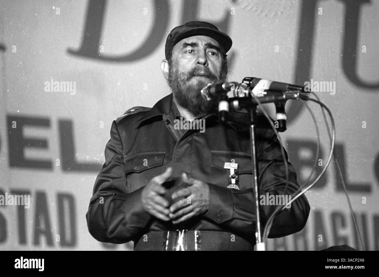 10. Januar 1985: Managua, Nicaragua: FIDEL CASTRO in Managua unterstützt die Wahl des sandinistischen FSLN-Kandidaten Ortega. Fidel Alejandro Castro Ruz (* 13. August 1926 in Kuba) ist der derzeitige Präsident Kubas. Castro führte 1959 eine Revolution an, die den de facto militärischen Führer Fulgencio Batista stürzte. Rin 2006 - 2007 Spekulationen über die Gesundheit des kubanischen Präsidenten Fidel Castro haben Fragen über den seit langem herrschenden kubanischen Diktator und die politische Zukunft des Inselstaates aufgeworfen, da Castro sich einer Darmoperation unterzieht, übergab er am 31. Juli 2006 dem Ersten Vizepräsidenten, seinem jüngeren Bruder R, die Macht Stockfoto 10. Januar 1985: Managua, Nicaragua: FIDEL CASTRO in Managua unterstützt die Wahl des sandinistischen FSLN-Kandidaten Ortega. Fidel Alejandro Castro Ruz (* 13. August 1926 in Kuba) ist der derzeitige Präsident Kubas. Castro führte 1959 eine Revolution an, die den de facto militärischen Führer Fulgencio Batista stürzte. Rin 2006 - 2007 Spekulationen über die Gesundheit des kubanischen Präsidenten Fidel Castro haben Fragen über den seit langem herrschenden kubanischen Diktator und die politische Zukunft des Inselstaates aufgeworfen, da Castro sich einer Darmoperation unterzieht, übergab er am 31. Juli 2006 dem Ersten Vizepräsidenten, seinem jüngeren Bruder R, die Macht Stockfoto