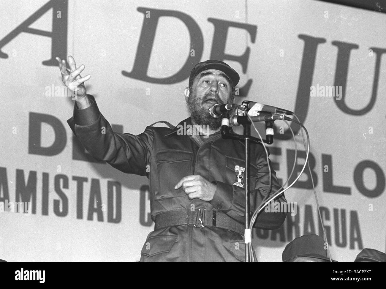 10. Januar 1985: Managua, Nicaragua: FIDEL CASTRO in Managua unterstützt die Wahl des sandinistischen FSLN-Kandidaten Ortega. Fidel Alejandro Castro Ruz (* 13. August 1926 in Kuba) ist der derzeitige Präsident Kubas. Castro führte 1959 eine Revolution an, die den de facto militärischen Führer Fulgencio Batista stürzte. Rin 2006 - 2007 Spekulationen über die Gesundheit des kubanischen Präsidenten Fidel Castro haben Fragen über den seit langem herrschenden kubanischen Diktator und die politische Zukunft des Inselstaates aufgeworfen, da Castro sich einer Darmoperation unterzieht, übergab er am 31. Juli 2006 dem Ersten Vizepräsidenten, seinem jüngeren Bruder R, die Macht Stockfoto 10. Januar 1985: Managua, Nicaragua: FIDEL CASTRO in Managua unterstützt die Wahl des sandinistischen FSLN-Kandidaten Ortega. Fidel Alejandro Castro Ruz (* 13. August 1926 in Kuba) ist der derzeitige Präsident Kubas. Castro führte 1959 eine Revolution an, die den de facto militärischen Führer Fulgencio Batista stürzte. Rin 2006 - 2007 Spekulationen über die Gesundheit des kubanischen Präsidenten Fidel Castro haben Fragen über den seit langem herrschenden kubanischen Diktator und die politische Zukunft des Inselstaates aufgeworfen, da Castro sich einer Darmoperation unterzieht, übergab er am 31. Juli 2006 dem Ersten Vizepräsidenten, seinem jüngeren Bruder R, die Macht Stockfoto