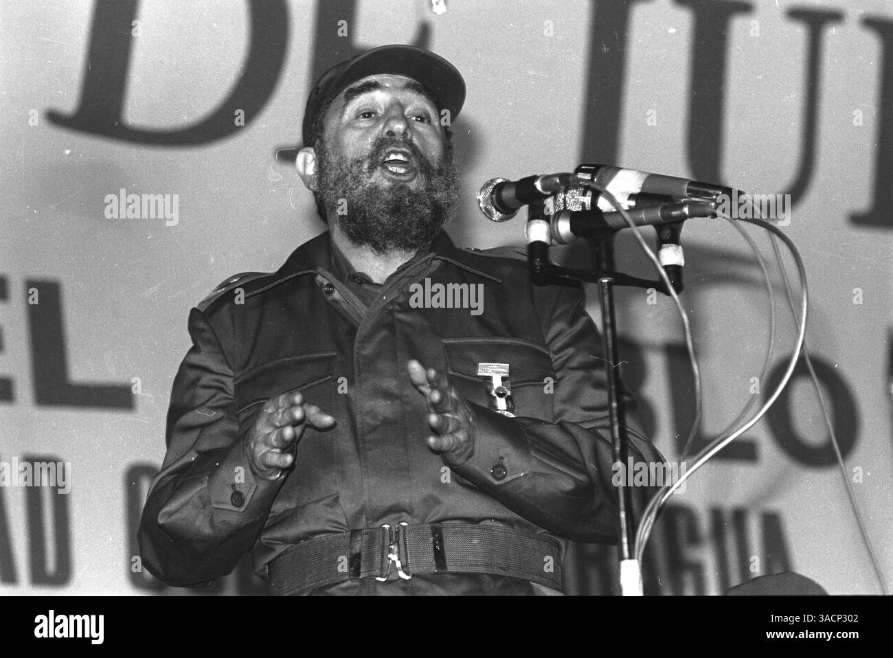 10. Januar 1985: Managua, Nicaragua: FIDEL CASTRO in Managua unterstützt die Wahl des sandinistischen FSLN-Kandidaten Ortega. Fidel Alejandro Castro Ruz (* 13. August 1926 in Kuba) ist der derzeitige Präsident Kubas. Castro führte 1959 eine Revolution an, die den de facto militärischen Führer Fulgencio Batista stürzte. Rin 2006 - 2007 Spekulationen über die Gesundheit des kubanischen Präsidenten Fidel Castro haben Fragen über den seit langem herrschenden kubanischen Diktator und die politische Zukunft des Inselstaates aufgeworfen, da Castro sich einer Darmoperation unterzieht, übergab er am 31. Juli 2006 dem Ersten Vizepräsidenten, seinem jüngeren Bruder R, die Macht Stockfoto 10. Januar 1985: Managua, Nicaragua: FIDEL CASTRO in Managua unterstützt die Wahl des sandinistischen FSLN-Kandidaten Ortega. Fidel Alejandro Castro Ruz (* 13. August 1926 in Kuba) ist der derzeitige Präsident Kubas. Castro führte 1959 eine Revolution an, die den de facto militärischen Führer Fulgencio Batista stürzte. Rin 2006 - 2007 Spekulationen über die Gesundheit des kubanischen Präsidenten Fidel Castro haben Fragen über den seit langem herrschenden kubanischen Diktator und die politische Zukunft des Inselstaates aufgeworfen, da Castro sich einer Darmoperation unterzieht, übergab er am 31. Juli 2006 dem Ersten Vizepräsidenten, seinem jüngeren Bruder R, die Macht Stockfoto