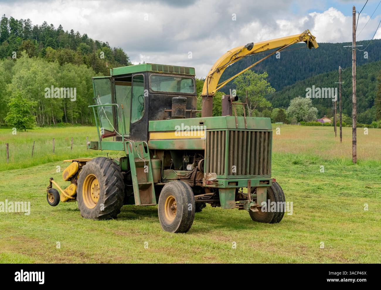 Erntemaschine auf einer Wiese in Frankreich Stockfoto