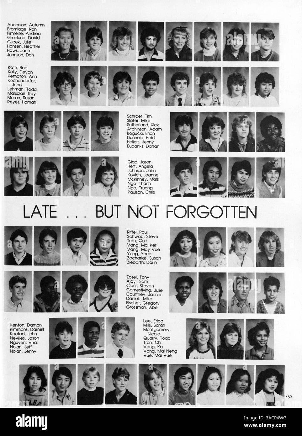 Das Southwest High Yearbook 1984 zeigt die akademischen, sportlichen und außerschulischen Aktivitäten des Schuljahres 1983-1984. Stockfoto