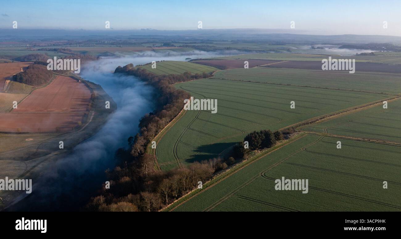 Der Fluss Tweed östlich von Norham, wo der Fluss die Grenze zwischen Schottland und England bildet Stockfoto