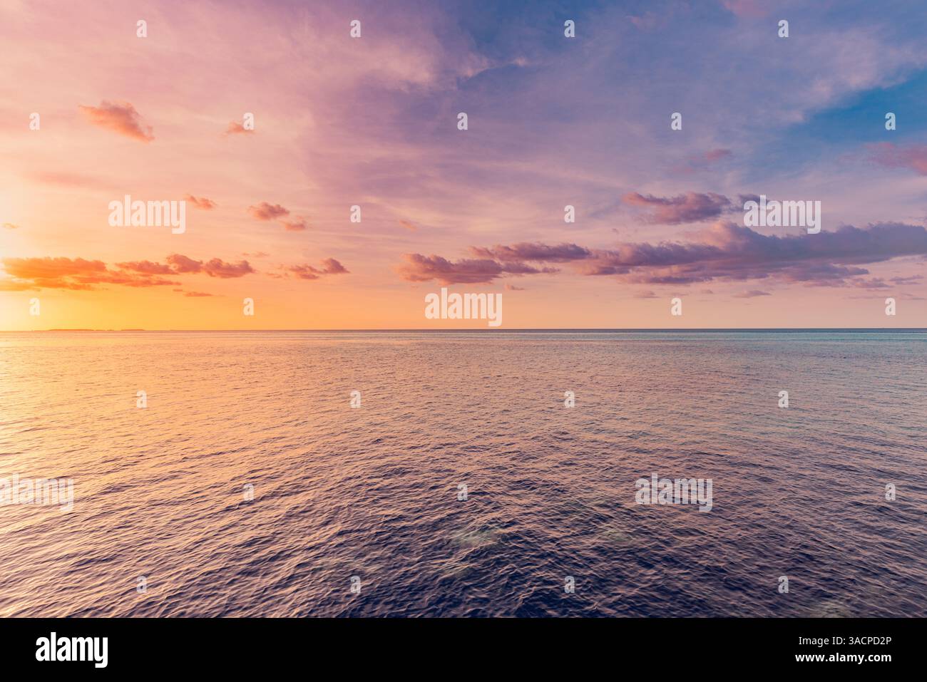 Farbenfrohe Wolken, sanfte Wellen, die eine entspannende Wasseroberfläche und Reflexionen inspirieren. Meditationstapete Stockfoto