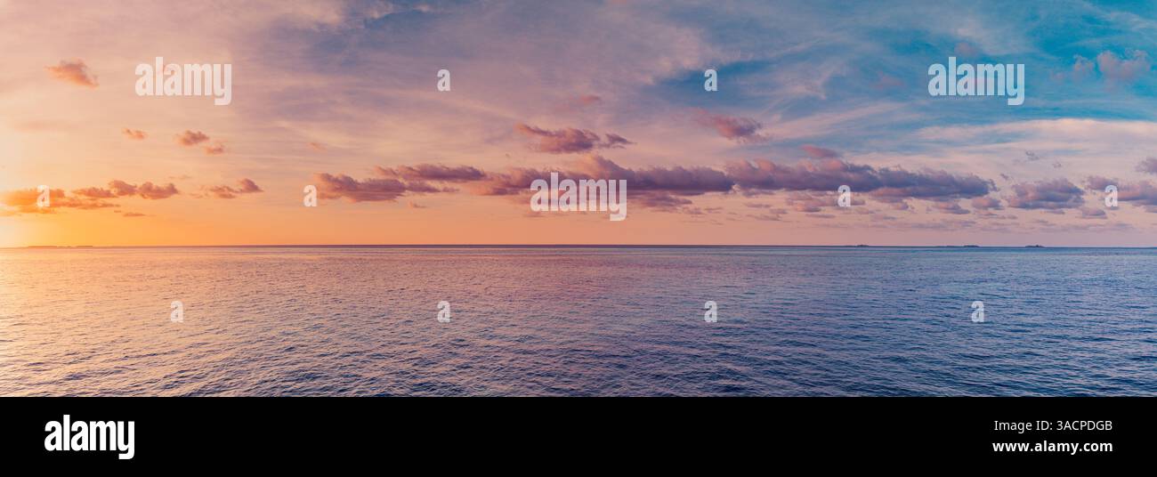 Panorama-Strand mit Meer und Skyline. Herrliche Strandlandschaft bei Sonnenaufgang. Panorama des tropischen Strandes am Horizont. Abstrakter farbenfroher Sonnenuntergang Himmel ruhig Stockfoto