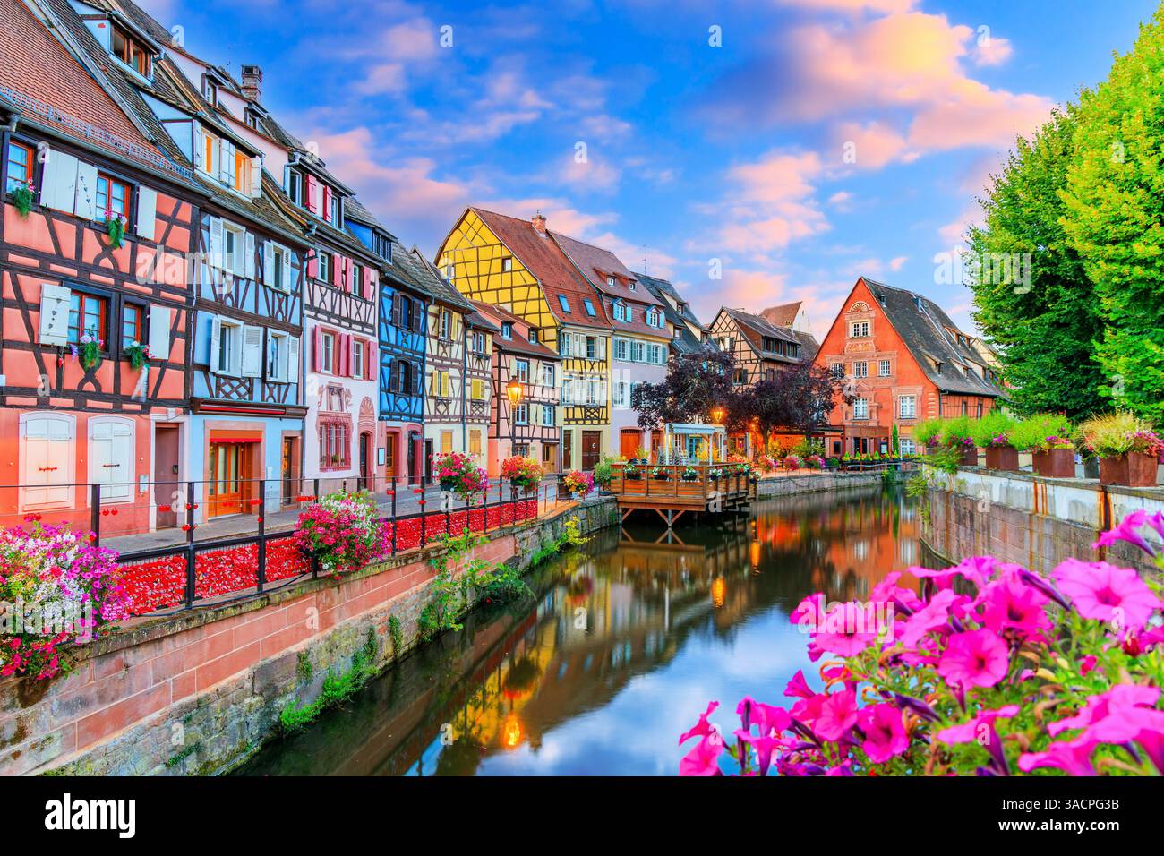 Colmar, Elsass, Frankreich. Petite Venice, Wasserkanal und traditionelle Fachwerkhäuser. Stockfoto