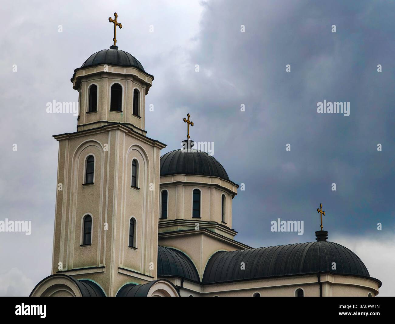 Glaube durch den Sturm – mazedonisch-orthodoxer Kirchturm Stockfoto