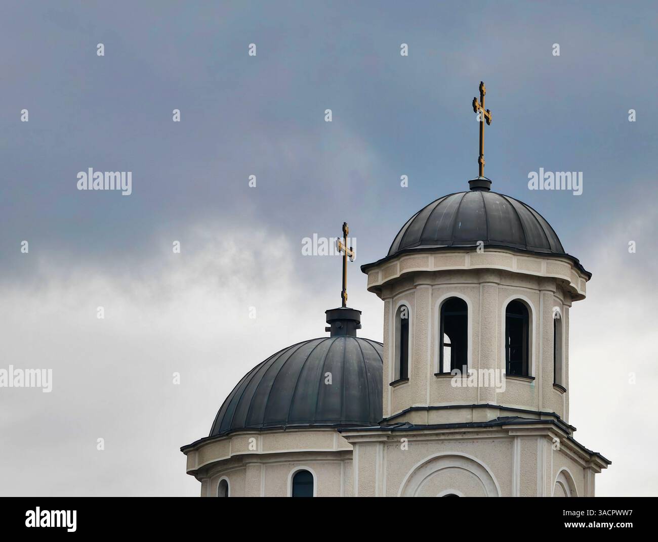Glaube durch den Sturm – mazedonisch-orthodoxer Kirchturm Stockfoto