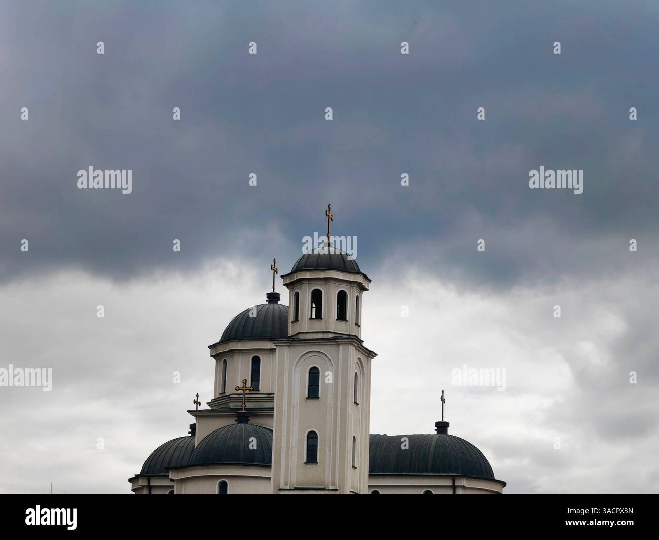 Glaube durch den Sturm – mazedonisch-orthodoxer Kirchturm Stockfoto