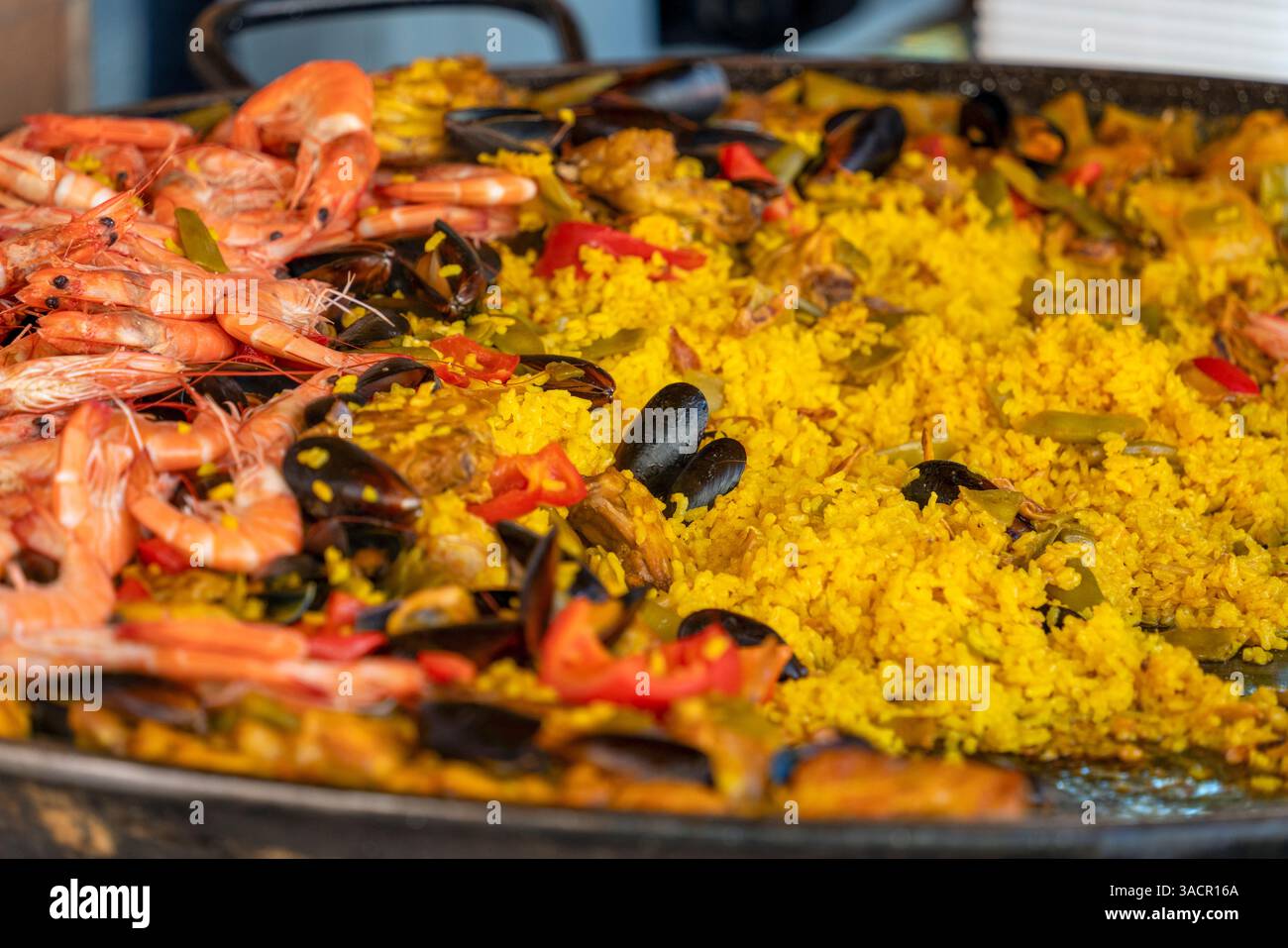 Nahaufnahme eines spanischen Gerichts namens Paella in einer großen Pfanne Stockfoto
