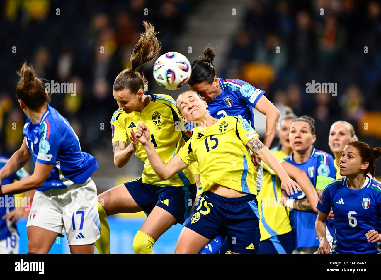 Stockholm, Schweden. April 2025. STOCKHOLM, SCHWEDEN 20250404Schwedens Nathalie Bjorn (#14) und Julia Zigiotti Olme (#15) kämpfen am 4. April 2025 mit Lucia Di Guglielmo (#3) in der Gruppe A4 der UEFA Women's Nations League in der Strawberry Arena in Stockholm um den Ball. Foto: Anders Wiklund/TT/Code 10040 Credit: TT News Agency/Alamy Live News Stockfoto