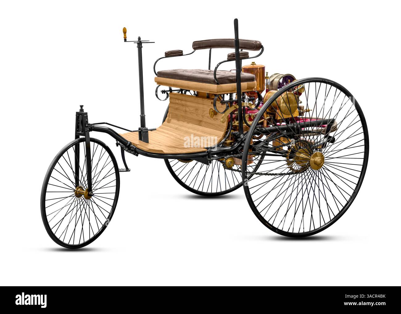 Replik eines alten historischen Fahrzeugs namens Patent-Motorwagen isoliert in weißem Rücken mit Schatten Stockfoto
