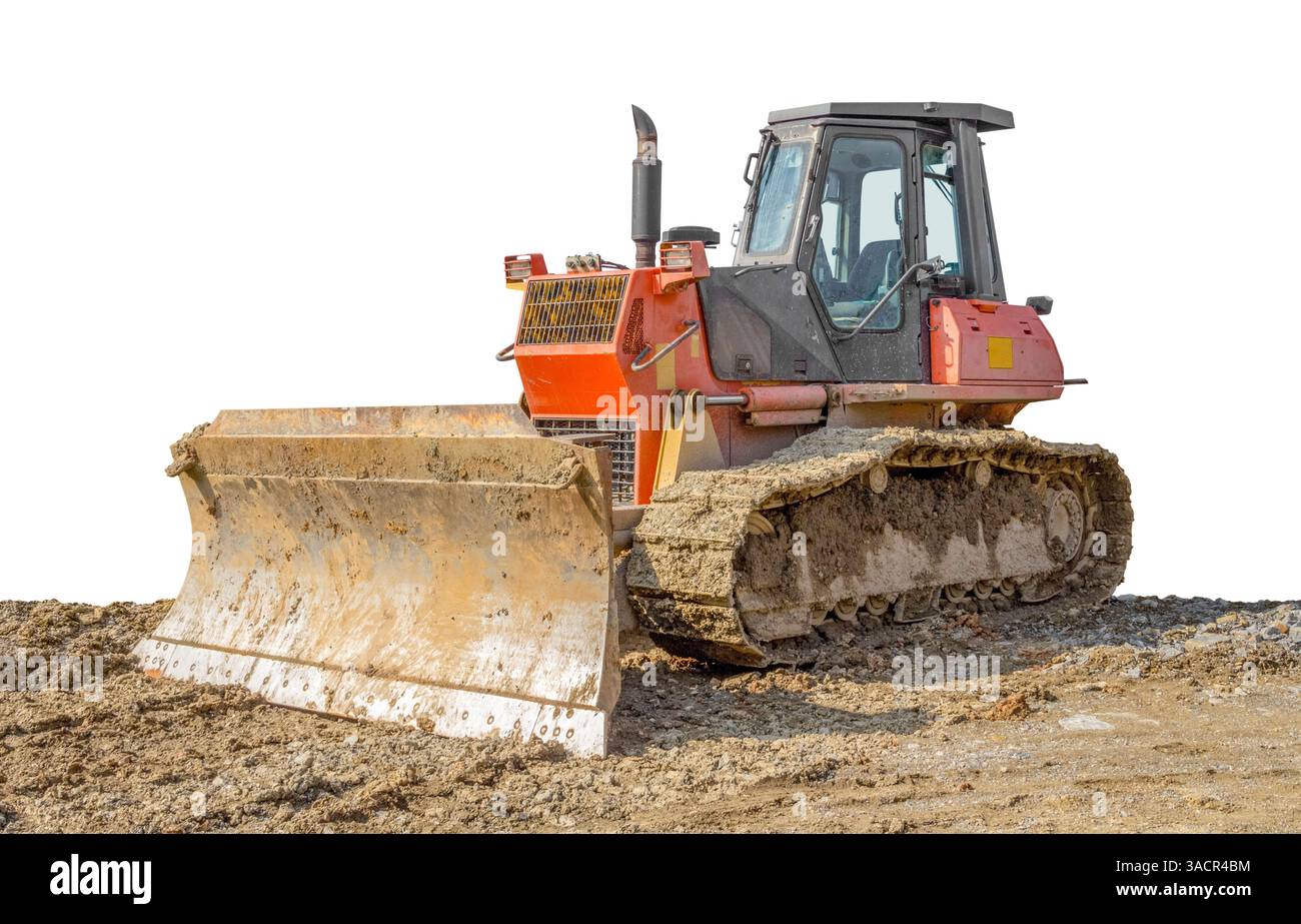 Roter schmutziger Bulldozer auf einer lehmigen Baustelle, teilweise isoliert in weißer Rückseite Stockfoto
