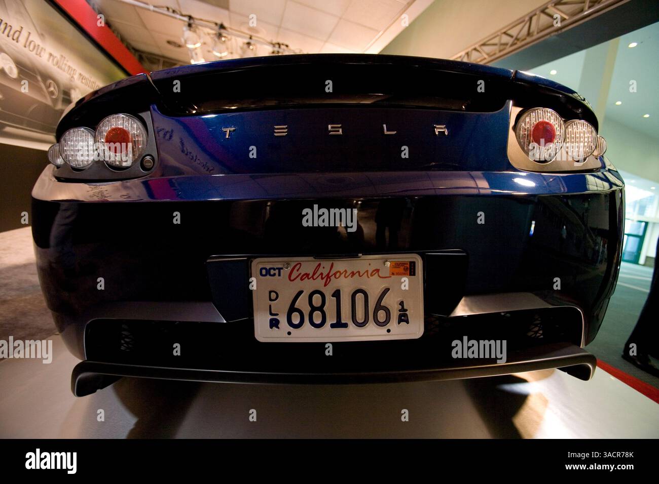 14. November 2007 – Los Angeles, Kalifornien, USA – der Tesla Roadster ist ein vollelektrischer Sportwagen und der erste von Tesla Motors hergestellte Wagen. Tesla behauptet, dass Prototypen von 97 km/h (0-60 mph) in weniger als 4 Sekunden beschleunigen und eine Höchstgeschwindigkeit von über 210 km/h (130 mph) erreichen konnten. Zusätzlich kann das Fahrzeug mit einer einzigen Ladung seiner Lithium-Ionen-Batterie 245 Meilen (394 km) zurücklegen. Der Wirkungsgrad des Roadsters wird mit 133 Wh/km (4,7 mi/kWh) angegeben, was 135 mpg (USA) (1,74 l/100 km) entspricht. (Bild: © Ruaridh Stewart/ZUMA Press) Stockfoto