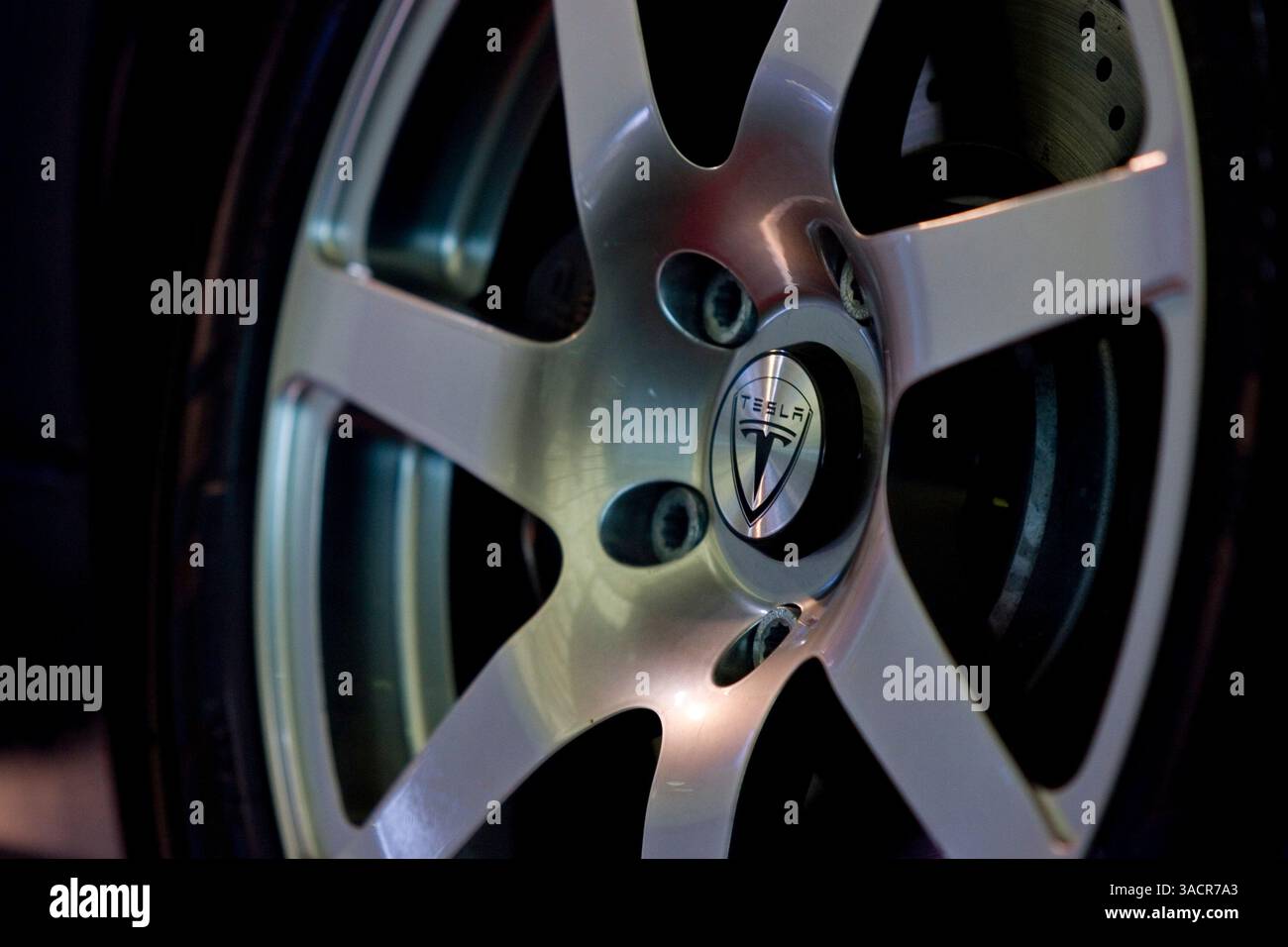 14. November 2007 – Los Angeles, Kalifornien, USA – der Tesla Roadster ist ein vollelektrischer Sportwagen und der erste von Tesla Motors hergestellte Wagen. Tesla behauptet, dass Prototypen von 97 km/h (0-60 mph) in weniger als 4 Sekunden beschleunigen und eine Höchstgeschwindigkeit von über 210 km/h (130 mph) erreichen konnten. Zusätzlich kann das Fahrzeug mit einer einzigen Ladung seiner Lithium-Ionen-Batterie 245 Meilen (394 km) zurücklegen. Der Wirkungsgrad des Roadsters wird mit 133 Wh/km (4,7 mi/kWh) angegeben, was 135 mpg (USA) (1,74 l/100 km) entspricht. Das Tesla-Emblem auf der Roadster-Leichtmetallfelge. (Kreditbild: © R Stockfoto