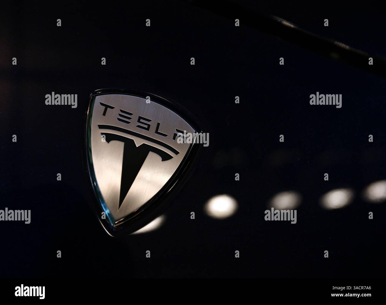 14. November 2007 – Los Angeles, Kalifornien, USA – der Tesla Roadster ist ein vollelektrischer Sportwagen und der erste von Tesla Motors hergestellte Wagen. Tesla behauptet, dass Prototypen von 97 km/h (0-60 mph) in weniger als 4 Sekunden beschleunigen und eine Höchstgeschwindigkeit von über 210 km/h (130 mph) erreichen konnten. Zusätzlich kann das Fahrzeug mit einer einzigen Ladung seiner Lithium-Ionen-Batterie 245 Meilen (394 km) zurücklegen. Der Wirkungsgrad des Roadsters wird mit 133 Wh/km (4,7 mi/kWh) angegeben, was 135 mpg (USA) (1,74 l/100 km) entspricht. Das Tesla-Abzeichen auf dem Roadster. (Kreditbild: © Ruaridh Stewa Stockfoto