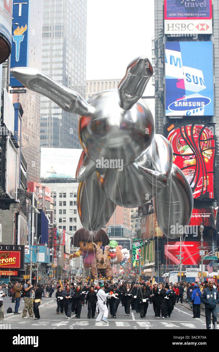 22. November 2007 – New York, New York, USA – der Ballon Silver Rabbit des Künstlers Jeff Koons fährt während der 81. Jährlichen Macy's Thanksgiving Day Parade am 22. November 2007 durch den Times Square. Der Riesenhase ist Koons’ Ballondebüt und eine Transformation seiner 1986er Edelstahl-Skulptur Rabbit. (Foto: © Angel Chevrestt/ZUMA Press) EINSCHRÄNKUNGEN: New York Papers RIGHTS OUT ! Stockfoto