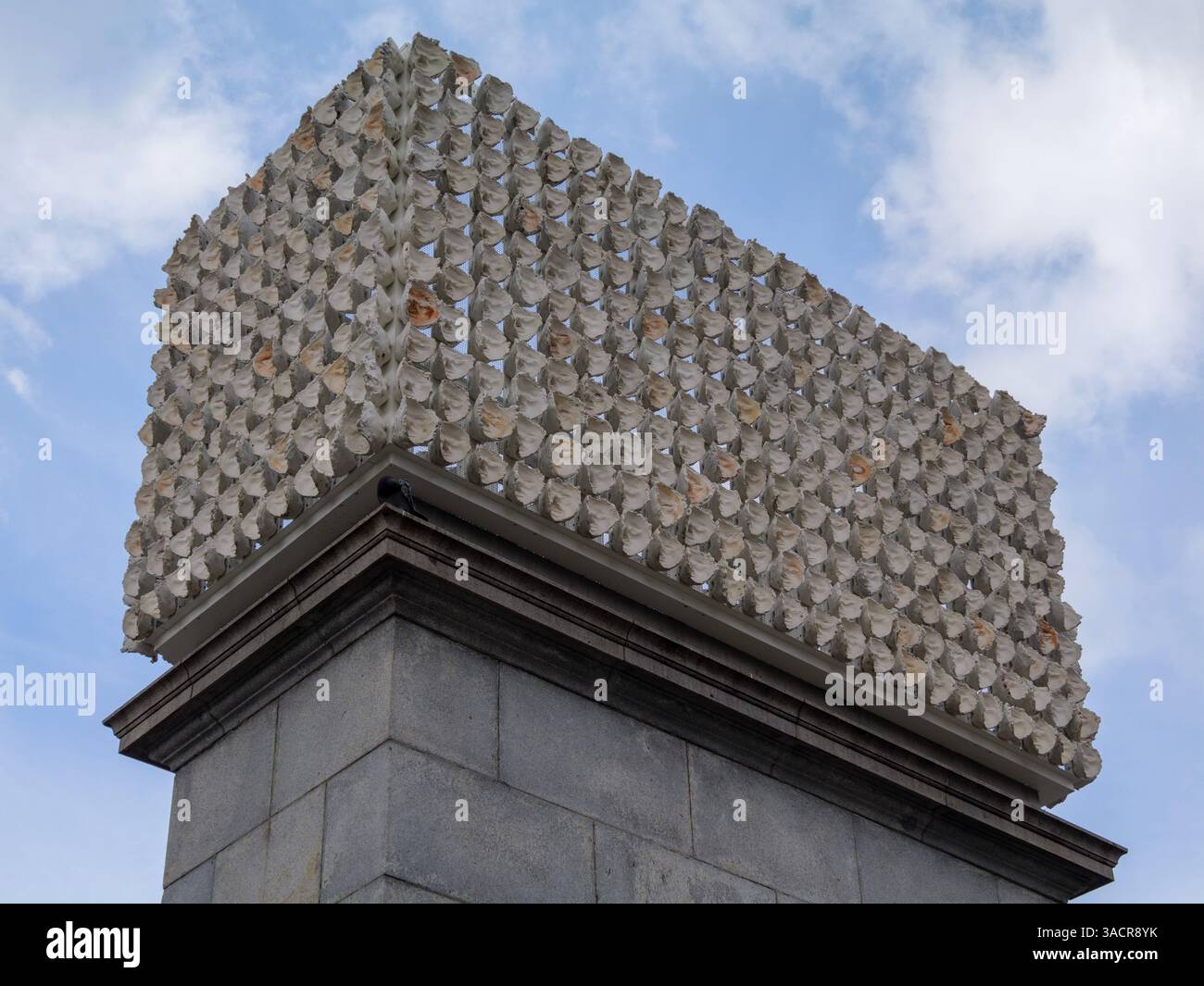 MIL Veces UN Instante (A Thousand Times in an Instant) – Kunstwerke des mexikanischen Künstlers Teresa Margolles auf dem vierten Sockel, Trafalgar Square, London, Großbritannien. Das Stück schärft das Bewusstsein für die Gewalt und den Missbrauch, denen Transgender-, nicht-binäre und geschlechtskonforme Menschen weltweit ausgesetzt sind Stockfoto
