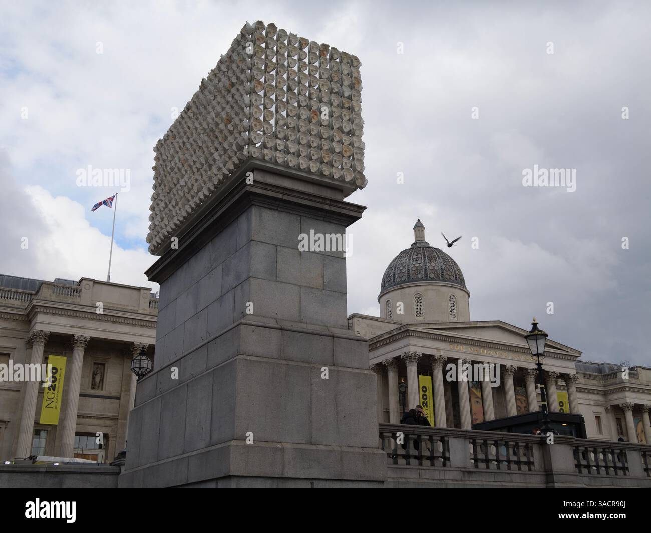 MIL Veces UN Instante (A Thousand Times in an Instant) – Kunstwerke des mexikanischen Künstlers Teresa Margolles auf dem vierten Sockel, Trafalgar Square, London, Großbritannien. Das Stück schärft das Bewusstsein für die Gewalt und den Missbrauch, denen Transgender-, nicht-binäre und geschlechtskonforme Menschen weltweit ausgesetzt sind Stockfoto