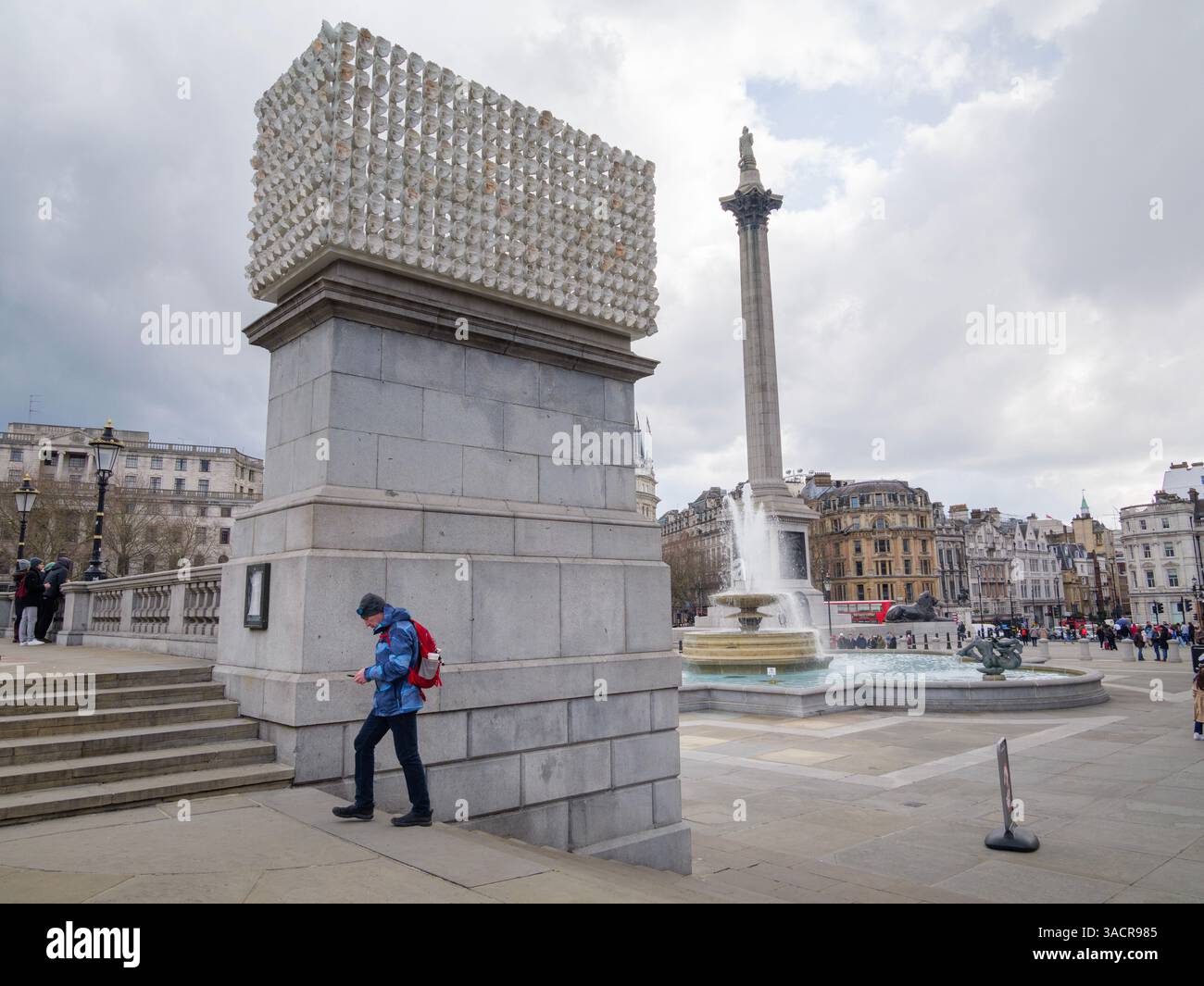 MIL Veces UN Instante (A Thousand Times in an Instant) – Kunstwerke des mexikanischen Künstlers Teresa Margolles auf dem vierten Sockel, Trafalgar Square, London, Großbritannien. Das Stück schärft das Bewusstsein für die Gewalt und den Missbrauch, denen Transgender-, nicht-binäre und geschlechtskonforme Menschen weltweit ausgesetzt sind Stockfoto