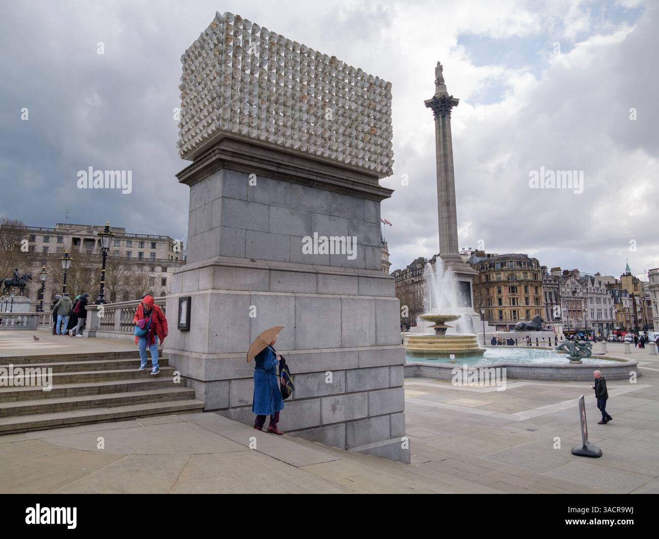 MIL Veces UN Instante (A Thousand Times in an Instant) – Kunstwerke des mexikanischen Künstlers Teresa Margolles auf dem vierten Sockel, Trafalgar Square, London, Großbritannien. Das Stück schärft das Bewusstsein für die Gewalt und den Missbrauch, denen Transgender-, nicht-binäre und geschlechtskonforme Menschen weltweit ausgesetzt sind Stockfoto
