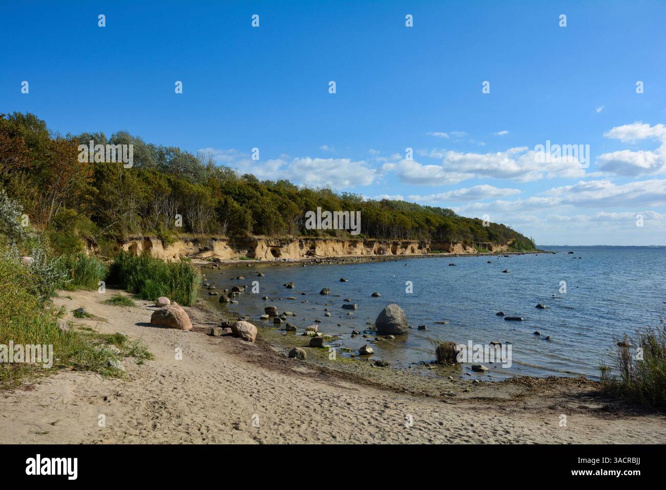 Steilküste in Timmendorf mit Meer und blauem Himmel, auf der Insel Poel an der Ostsee, Deutschland Stockfoto