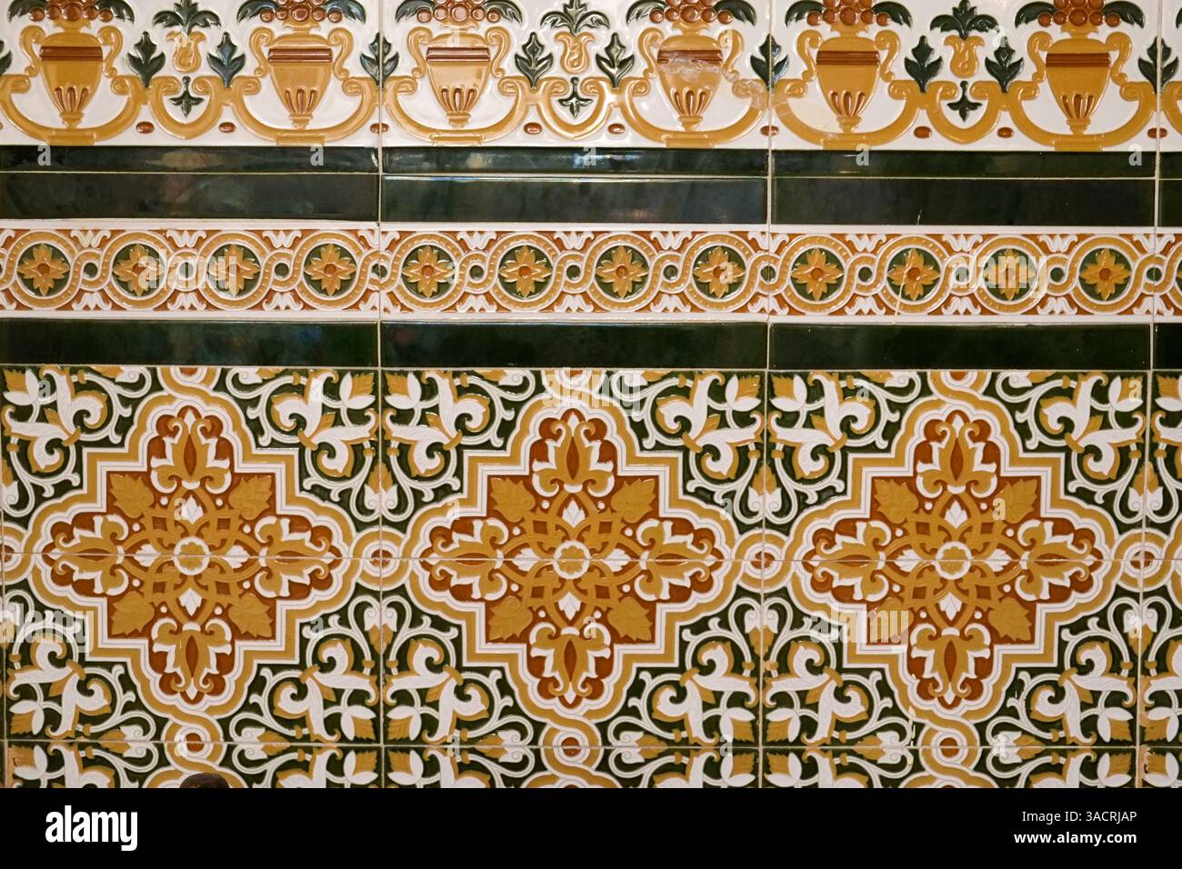 Marbella, Spanien. Alte spanische Fliese mit maurischem Einfluss Stockfoto