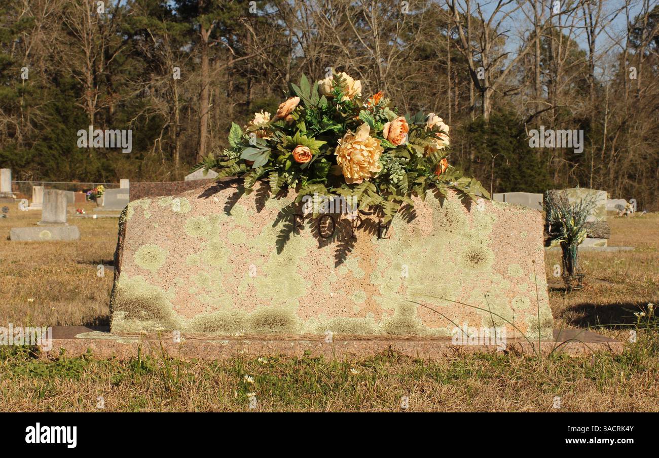 Grabmarker aus leerem Stein in Rural East TX Stockfoto