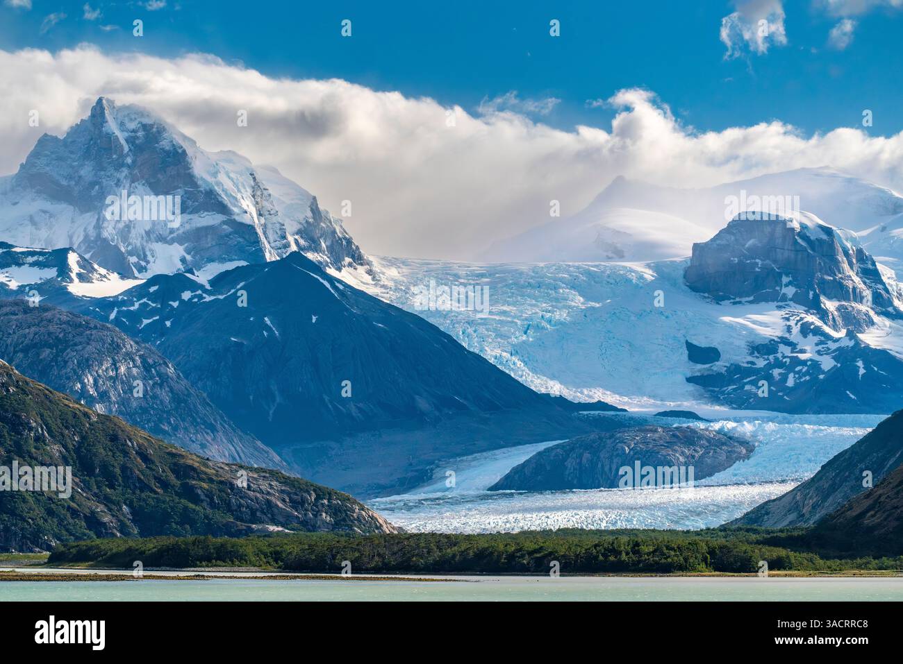 Chile, Beagle Channel, Alberto de Agostini Nationalpark. Landschaft mit Berggletscher und Meer. ©Cathy & Gordon Illg / Jaynes Gallery / DanitaDel Stockfoto