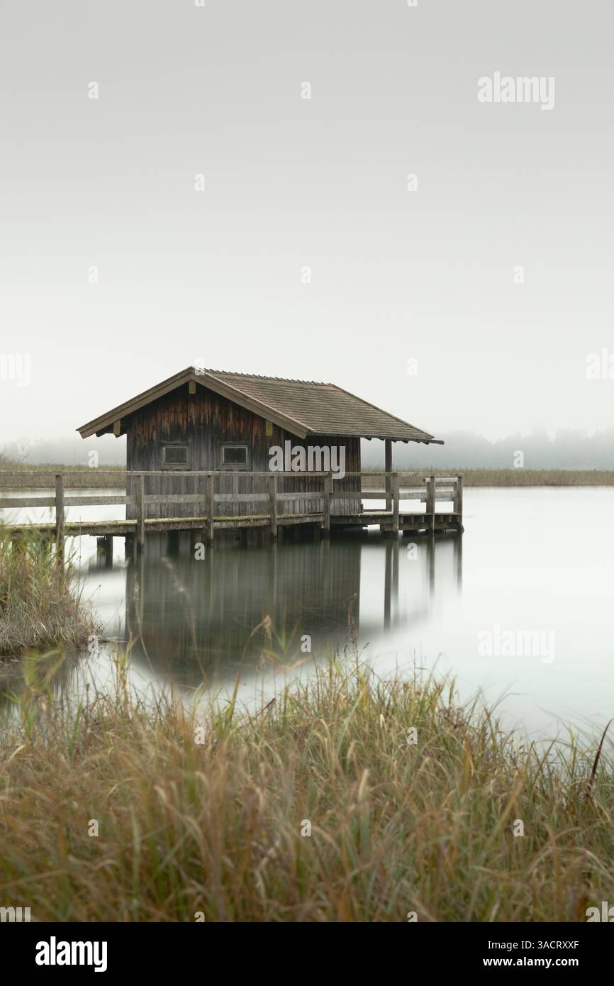 Bootshaus am Chiemsee an einem nebeligen Tag Stockfoto