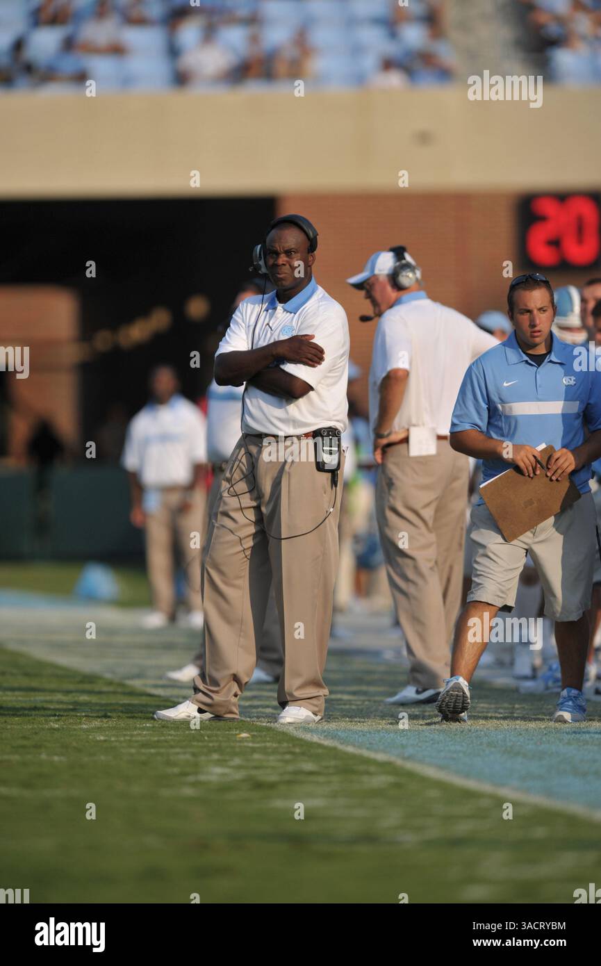3. September 2011: Everett Withers führt North Carolina zu einem Sieg in seinem ersten Spiel als Interims-Cheftrainer während des NCAA Football-Spiels zwischen den North Carolina Tarheels und den James Madison Dukes im Keenan Stadium Chapel Hill NC. Withers bekam den Job, nachdem Butch Davis wenige Wochen vor Saisonbeginn gefeuert wurde. (Bild: © Evan Pike/Cal Sport Media/ZUMAPRESS.com) Stockfoto